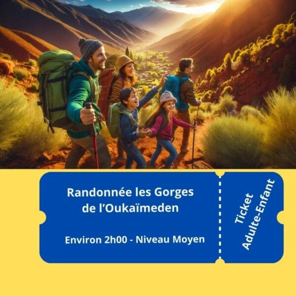 Groupe de randonneurs explorant les gorges de l'Oukaïmeden sous la lumière du matin, entourés de montagnes et de végétation.